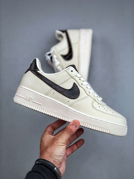 Nike AIR FORCE 1 '07 LV8 2025新款男女生米黑色 空軍一號低幫休閒板鞋